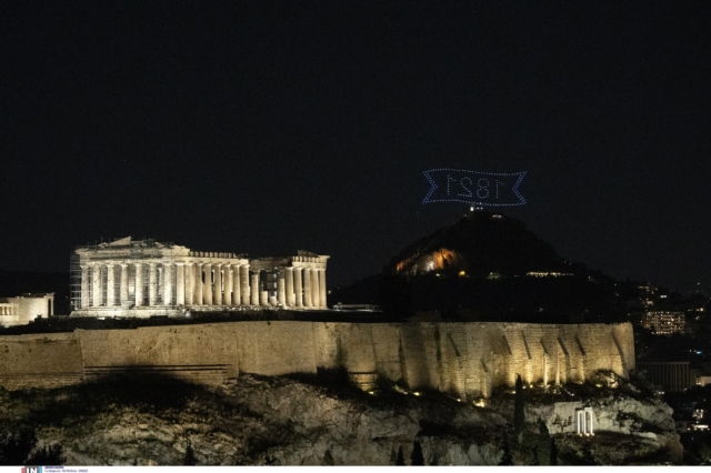 Σχηματισμός της ελληνικής σημαίας με drone και συνθήματα στον Αττικό ουρανό