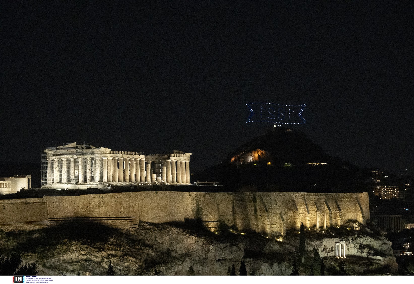 Σχηματισμός της ελληνικής σημαίας με drone και συνθήματα στον Αττικό ουρανό