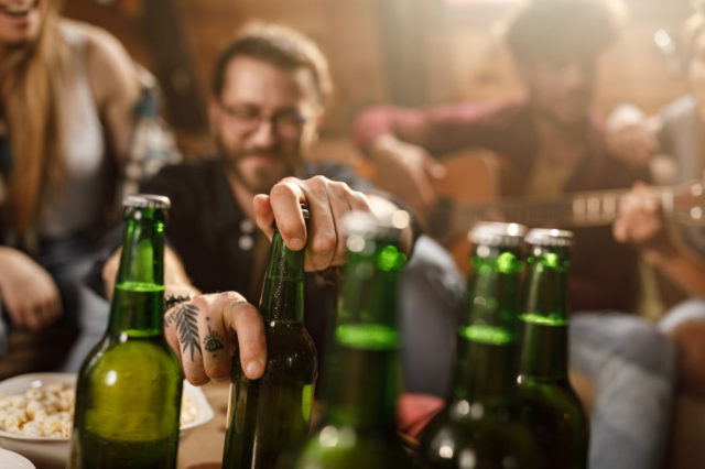 Μπύρα πριν το ποτό ή ποτό πριν την μπύρα για να γλιτώσεις το hangover;