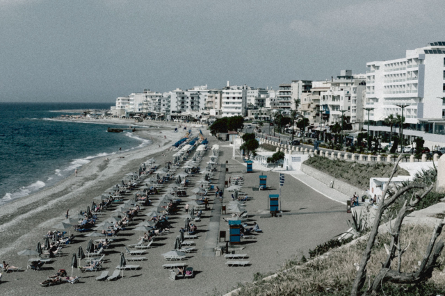 Όχι αιγιαλοί, όχι ελεύθερη πρόσβαση σε θάλασσες και ακτές