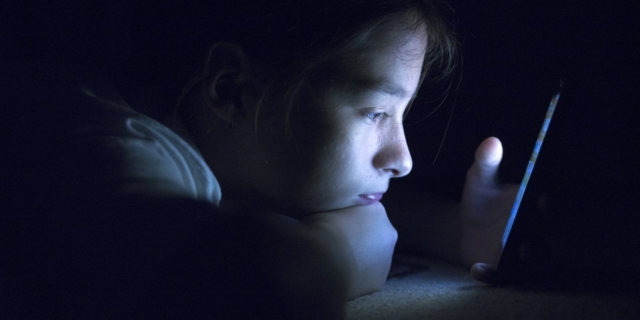 Ένα παιδί στο κινητό του τηλέφωνο