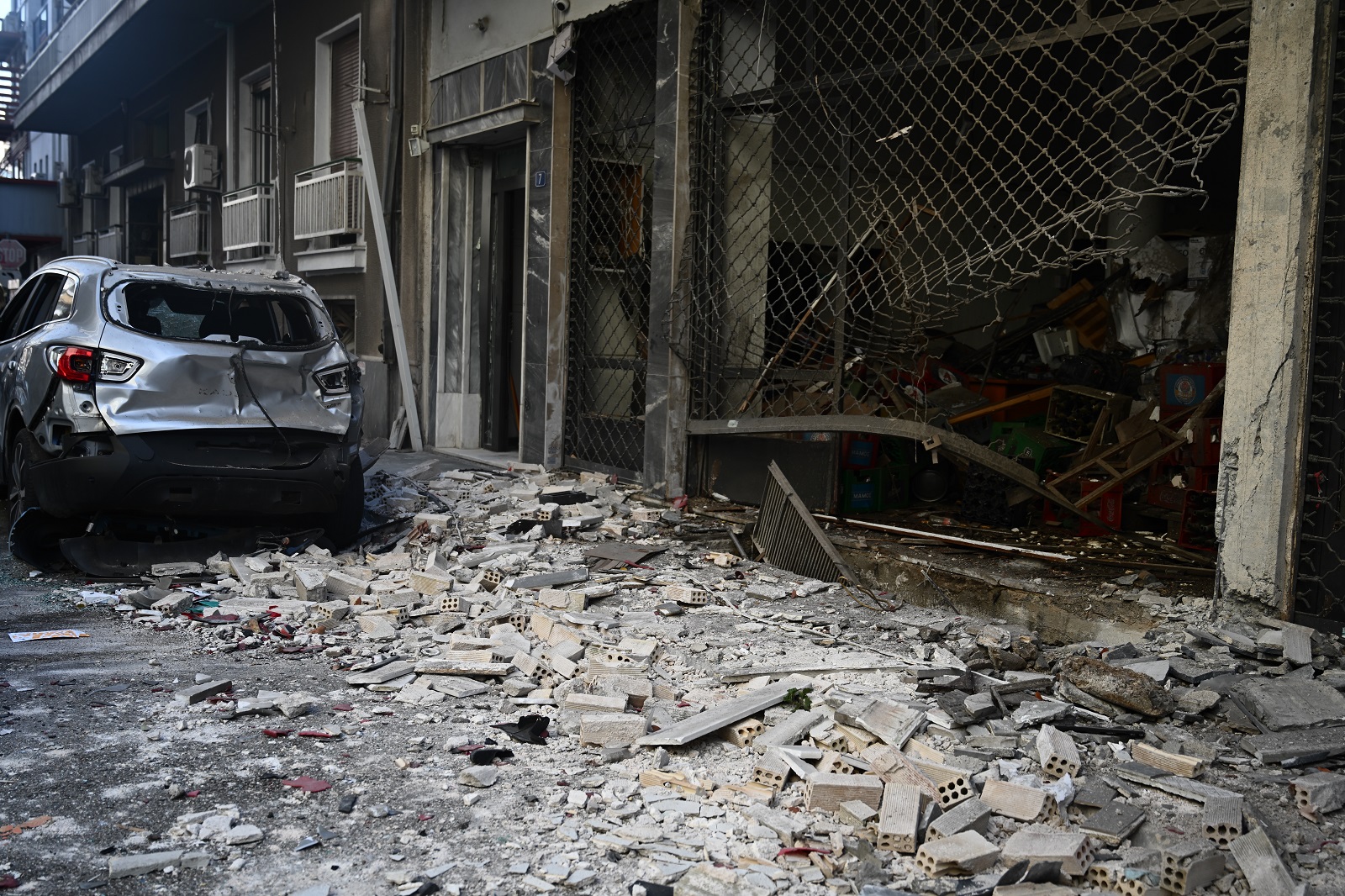 Έκρηξη σε κάβα ποτών στην Καλλιθέα τα ξημερώματα της Δευτέρας 11 Μαρτίου 2024. Η έκρηξη προκάλεσε τεράστιες υλικές ζημιές στο κατάστημα, σε σταθμευμένα οχήματα, αλλά και σε γειτονικά σπίτια, στην οδό Αλεξάνδρου Πάντου