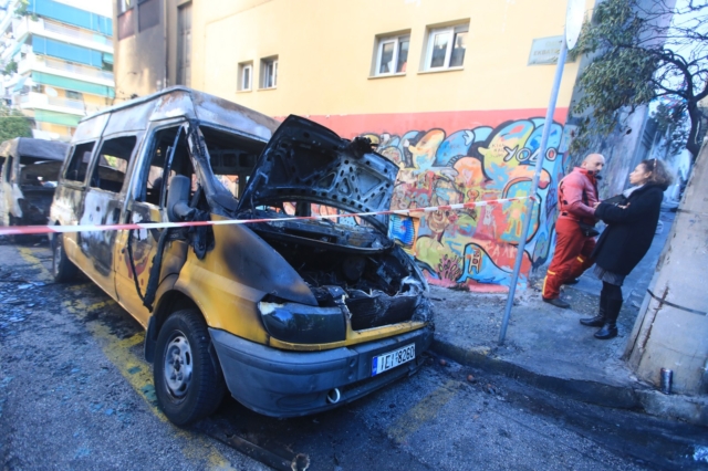 Εμπρηστική επίθεση τα ξημερώματα στου Ζωγράφου – Στις φλόγες σχολικά λεωφορεία