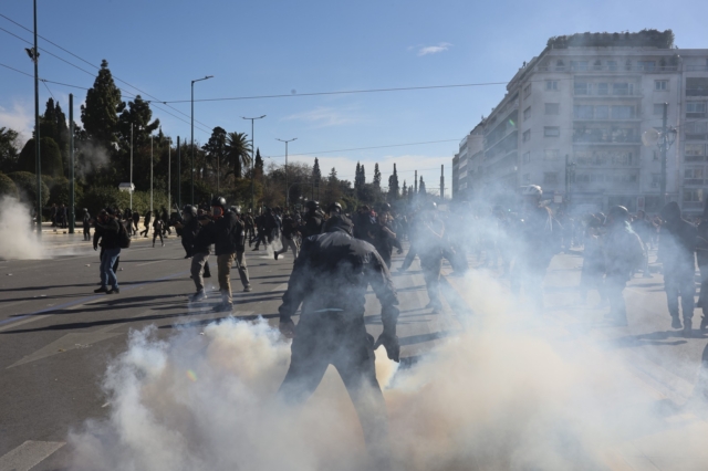 Επεισόδια έξω από την Βουλή (φωτογραφία αρχείου)