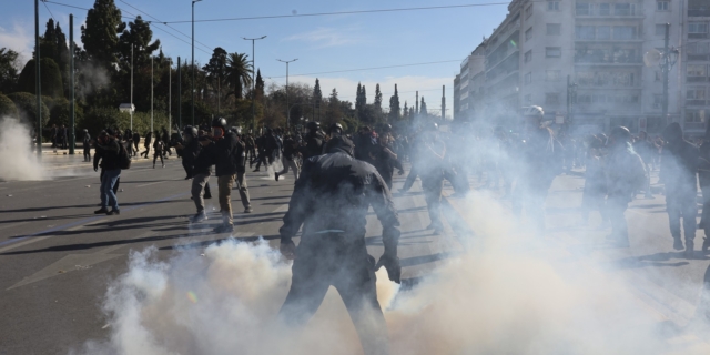 Επεισόδια έξω από την Βουλή (φωτογραφία αρχείου)