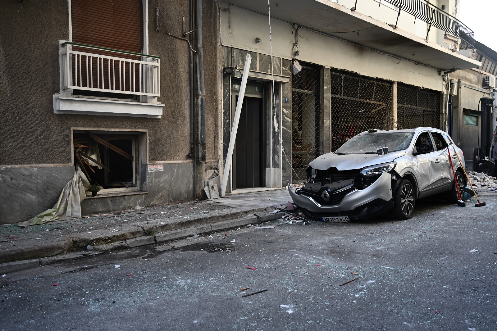 Έκρηξη σε κάβα ποτών στην Καλλιθέα τα ξημερώματα της Δευτέρας 11 Μαρτίου 2024. Η έκρηξη προκάλεσε τεράστιες υλικές ζημιές στο κατάστημα, σε σταθμευμένα οχήματα, αλλά και σε γειτονικά σπίτια, στην οδό Αλεξάνδρου Πάντου