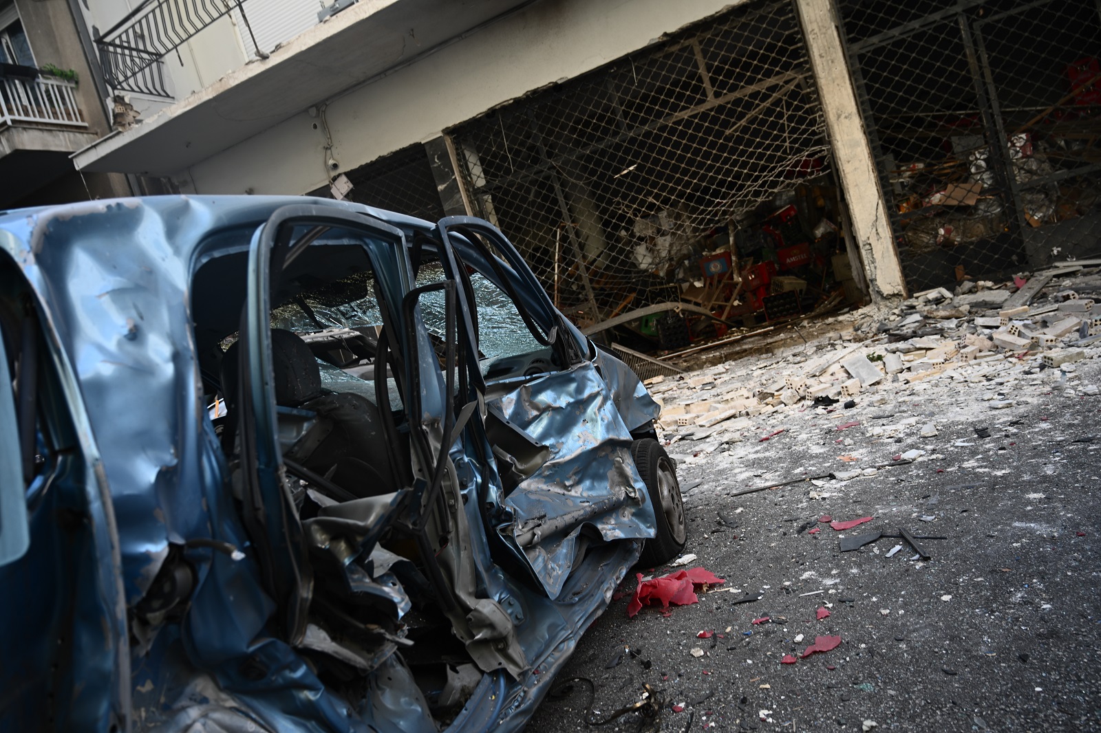 Έκρηξη σε κάβα ποτών στην Καλλιθέα τα ξημερώματα της Δευτέρας 11 Μαρτίου 2024. Η έκρηξη προκάλεσε τεράστιες υλικές ζημιές στο κατάστημα, σε σταθμευμένα οχήματα, αλλά και σε γειτονικά σπίτια, στην οδό Αλεξάνδρου Πάντου