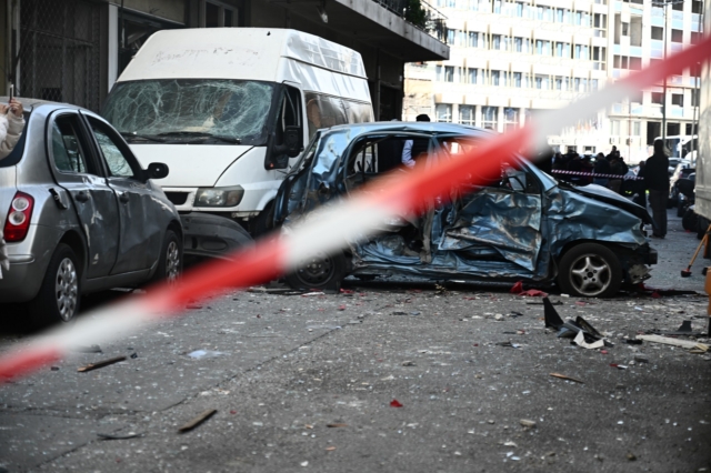 Έκρηξη σε κάβα ποτών στην Καλλιθέα τα ξημερώματα της Δευτέρας 11 Μαρτίου 2024. Η έκρηξη προκάλεσε τεράστιες υλικές ζημιές στο κατάστημα, σε σταθμευμένα οχήματα, αλλά και σε γειτονικά σπίτια, στην οδό Αλεξάνδρου Πάντου