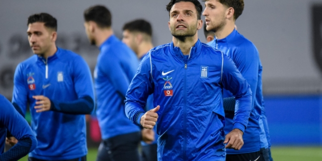 Εθνική Ελλάδας: Πυροτεχνήματα και βεγγαλικά έξω από το ξενοδοχείο που έχει καταλύσει η αποστολή