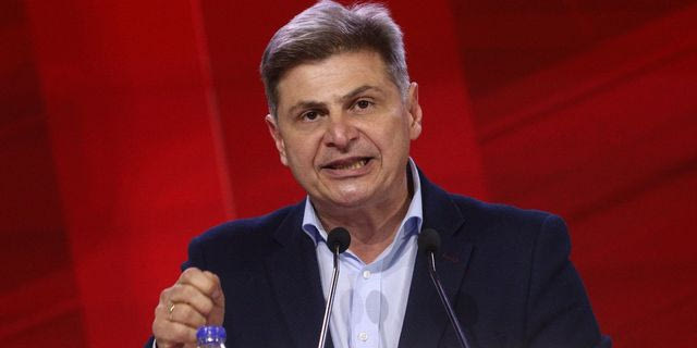 Νίκος Φαραντούρης