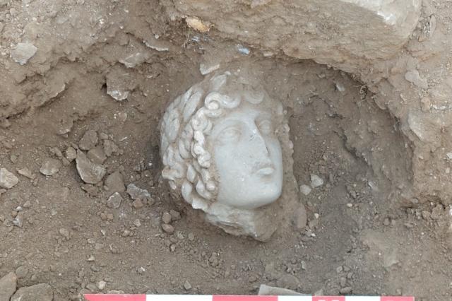 Μαρμάρινη κεφαλή του Απόλλωνα ήρθε στο φως κατά την ανασκαφή στους Φιλίππους