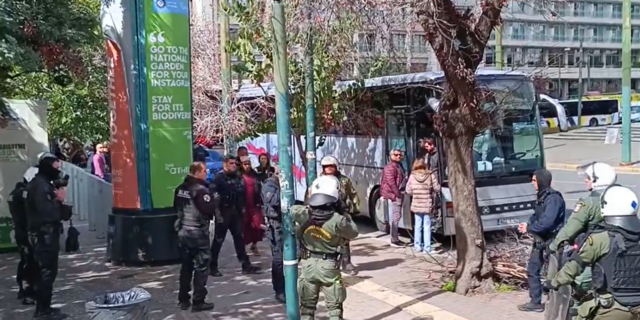 Μεταξουργείο: Διμοιρίες των ΜΑΤ σταμάτησαν λεωφορείο με φοιτητές