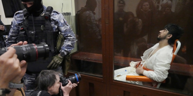 Επίθεση στη Μόσχα: Σε αναπηρικό αμαξίδιο ένας εκ των υπόπτων – Αναφορές για φρικτά βασανιστήρια