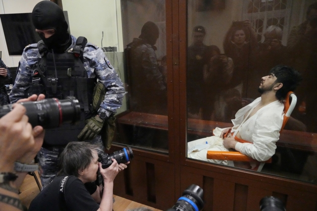 Επίθεση στη Μόσχα: Σε αναπηρικό αμαξίδιο ένας εκ των υπόπτων – Αναφορές για φρικτά βασανιστήρια
