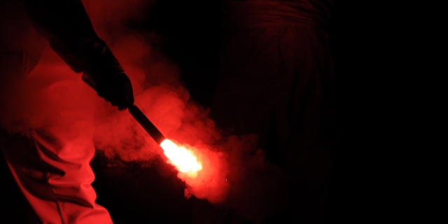 Άνδρας πετά φωτοβολίδα (φωτο αρχείου)