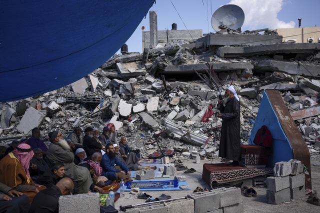 Παλαιστίνιοι δίπλα στα συντρίμμια στη Γάζα