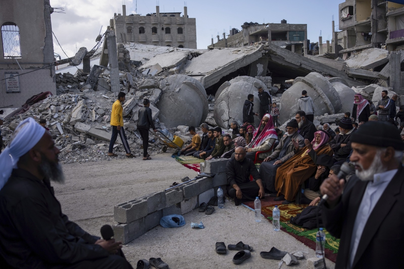 Πιστοί προσεύχονται γύρω από συντρίμμια στη Γάζα