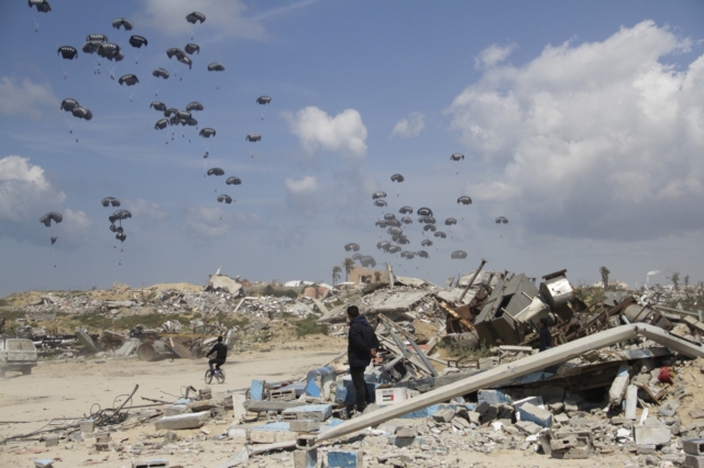 Ρίψη ανθρωπιστικής βοήθειας στη Γάζα