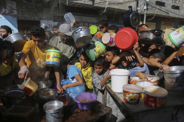Αντμέτωποι με ακραία πείνα οι Παλαιστίνιοι στη Γάζα