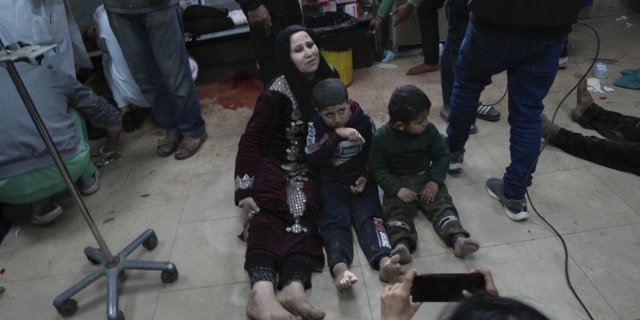 Τραυματισμένοι Παλαιστίνιοι σε νοσοκομείο στη Γάζα