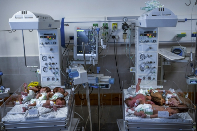 Στοιβαγμένα νεογέννητα σε νοσοκομείο στη Γάζα