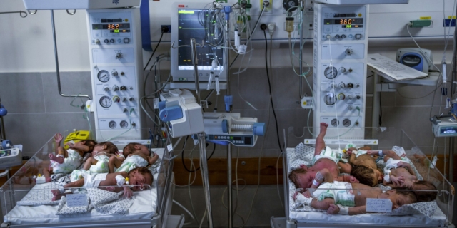Στοιβαγμένα νεογέννητα σε νοσοκομείο στη Γάζα