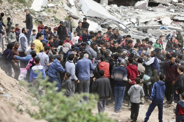 Παλαιστίνιοι παραλαμβάνουν δέματα ανθρωπιστικής βοήθειας στη Γάζα