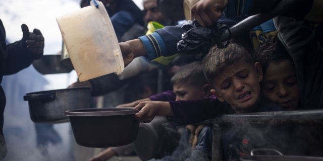 Τα παιδιά στη Γάζα παλεύουν με τον υποσιτισμό