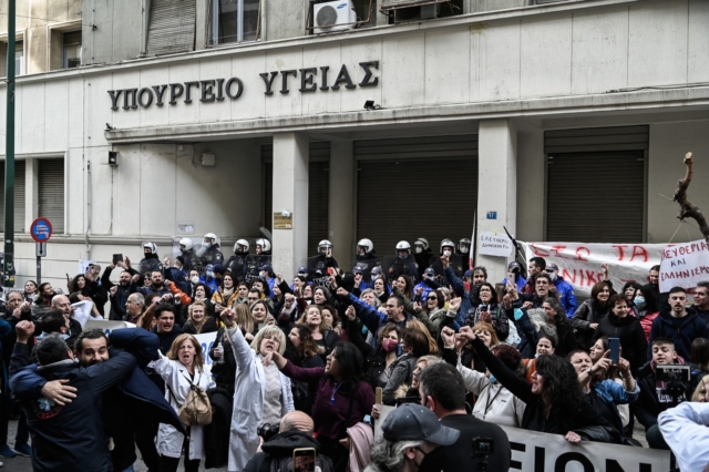 Κινητοποιήσεις γιατρών έξω από το υπουργείο Υγείας