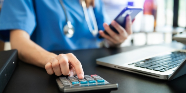 Γιατρός κάνει υπολογιστικές πράξεις