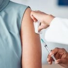 Ενήλικας κάνει εμβόλιο