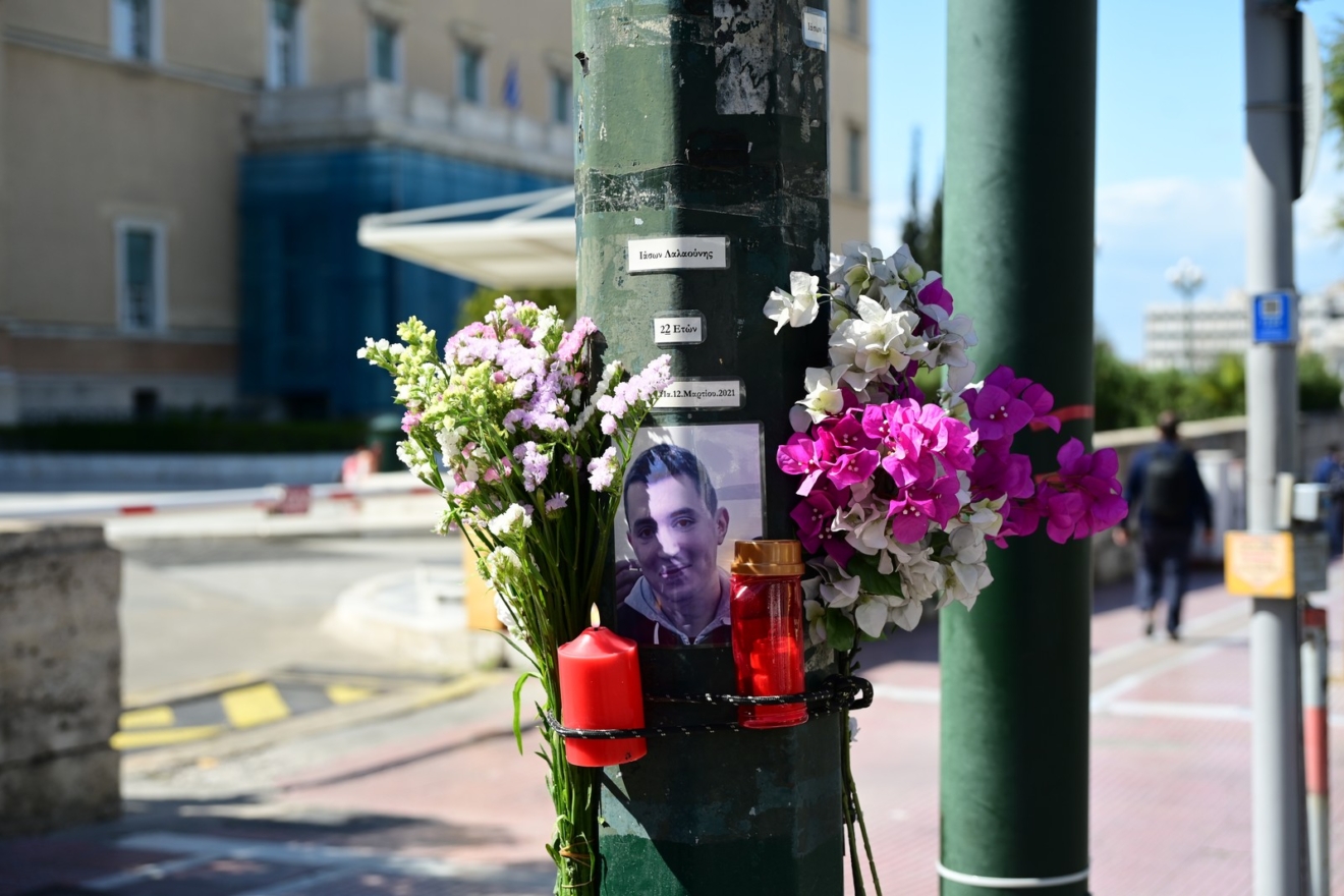 Το σημείο έξω από την Βουλή όπου σκοτώθηκε ο Ιάσονας Λαλαούνης πριν από τρία χρόνια σε τροχαίο δυστύχημα, στο οποίο ενεπλάκη ο οδηγός του υπηρεσιακού οχήματος της Ντόρας Μπακογιάννη, Τρίτη 12 Μαρτίου 2024