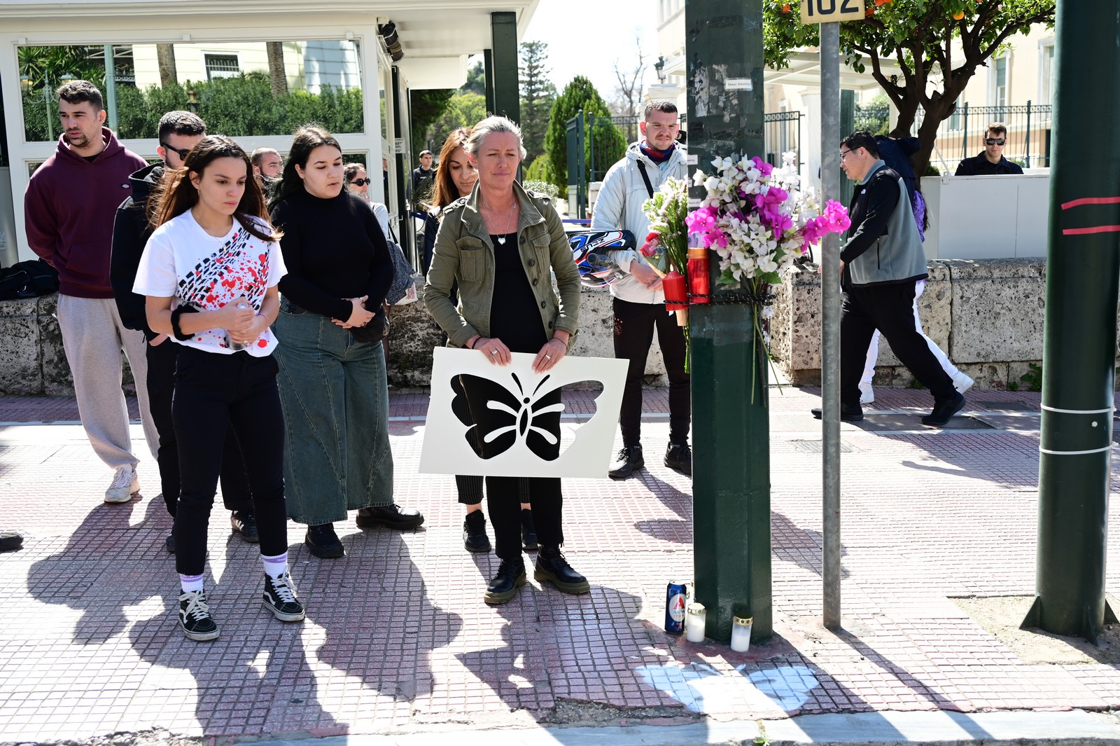 Η οικογένεια και φίλοι του Ιάσονα Λαλαούνη, στο σημείο έξω από την Βουλή όπου σκοτώθηκε πριν από τρία χρόνια σε τροχαίο δυστύχημα στο οποίο ενεπλάκη ο οδηγός του υπηρεσιακού οχήματος της Ντόρας Μπακογιάννη, Τρίτη 12 Μαρτίου 2024