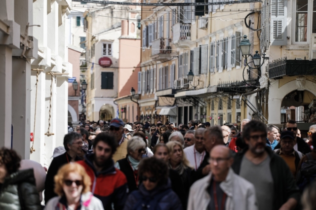 Κόσμος στην Κέρκυρα το Πάσχα