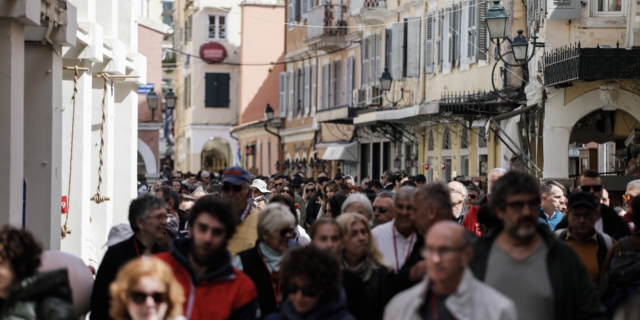 Κόσμος στην Κέρκυρα το Πάσχα
