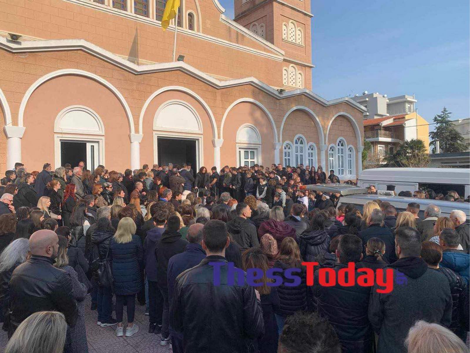 Σπαραγμός στην κηδεία του 15χρονου από την Αλεξανδρούπολη