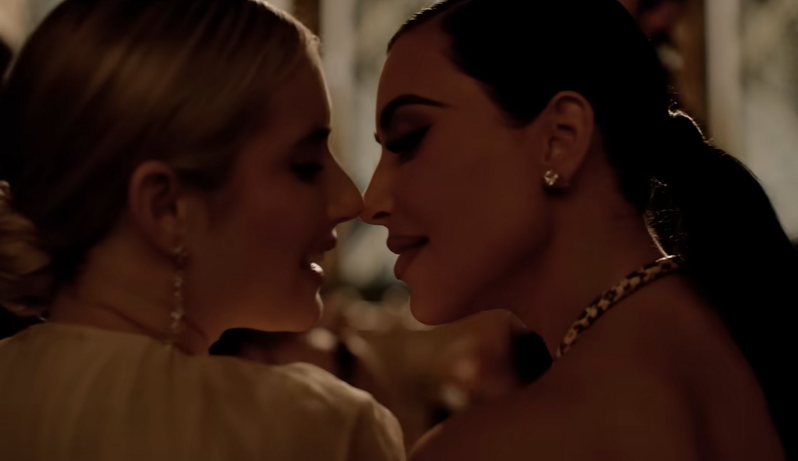 Kim Kardashian: Το “διαβολεμένο” φιλί με την Emma Roberts στο νέο trailer του “American Horror Story”