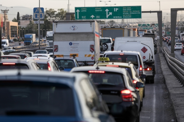 Κίνηση: Απέραντο πάρκινγκ η Αθήνα, κόλαση στους δρόμους