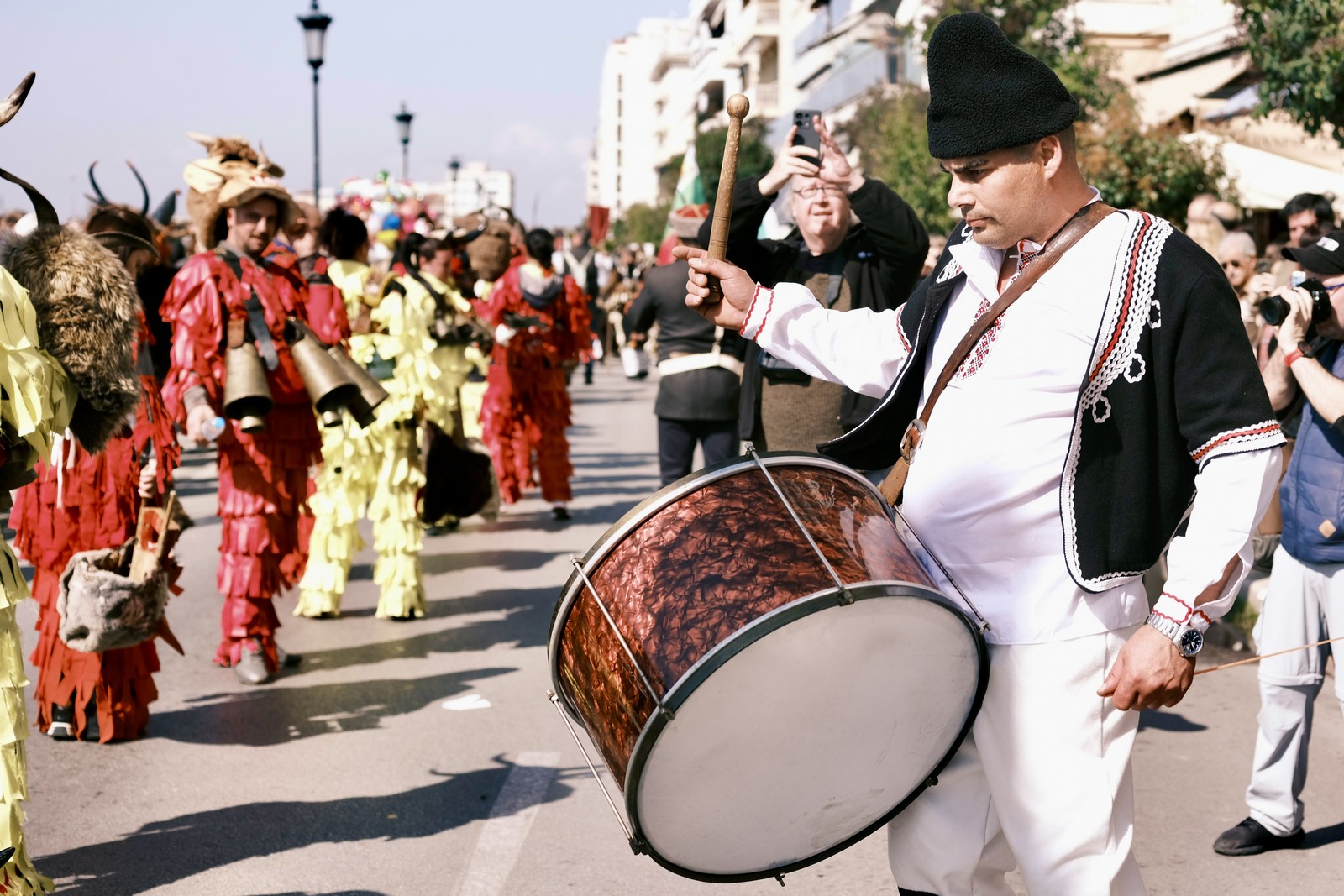 Παρέλαση των Κωδωνοφόρων για το 6ο Ευρωπαϊκό Φεστιβάλ Κωδωνοφορίας. Η πομπή των Κωδωνοφόρων θα ξεκινήσει το πρωί από το Λευκό Πύργο θα διασχίσει την Λεωφόρο Νίκης και θα καταλήξει στην πλατεία Αριστοτέλους. Κυριακή 3 Μαρτίου 2024 ()