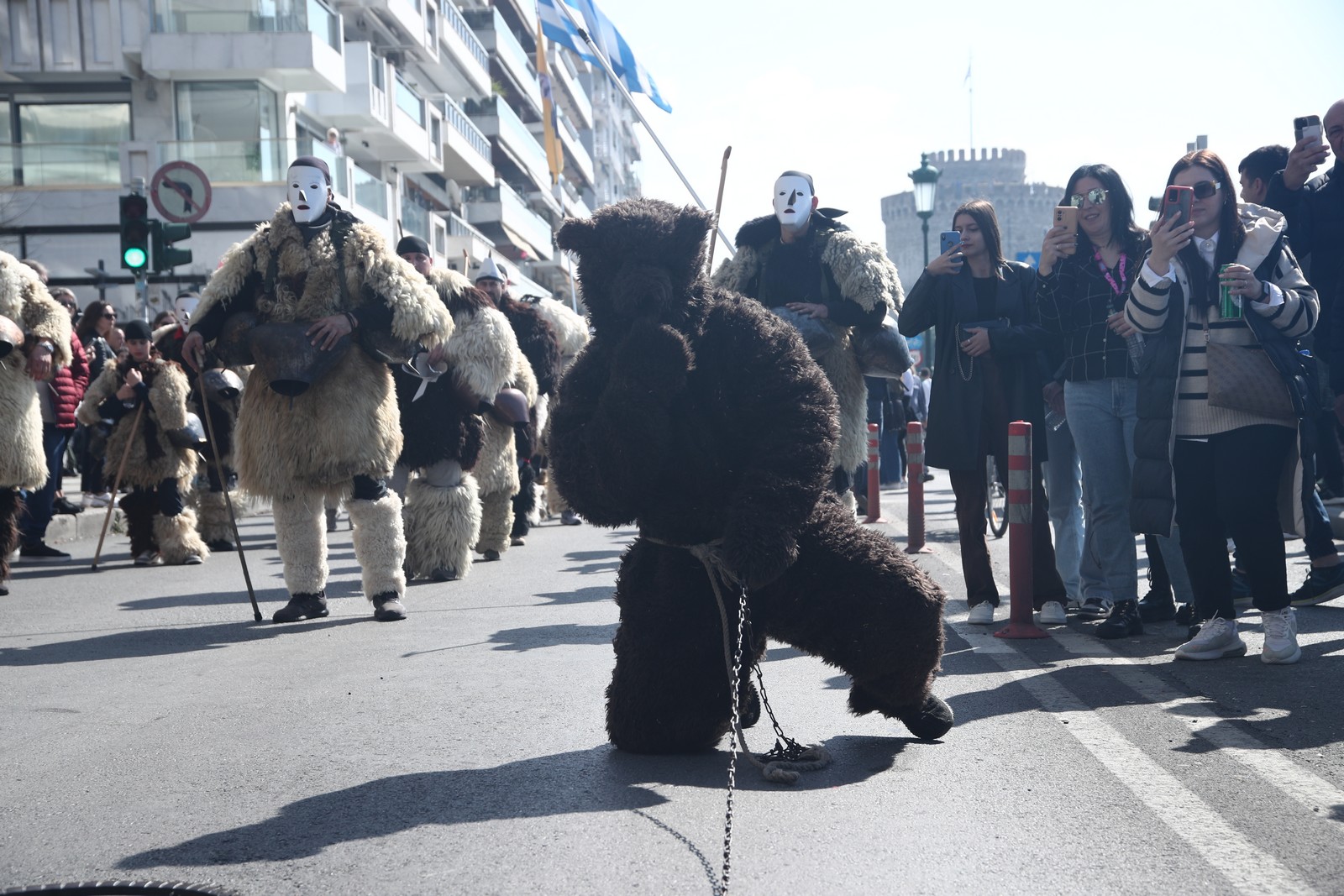 Παρέλαση των Κωδωνοφόρων για το 6ο Ευρωπαϊκό Φεστιβάλ Κωδωνοφορίας. Η πομπή των Κωδωνοφόρων θα ξεκινήσει το πρωί από το Λευκό Πύργο θα διασχίσει την Λεωφόρο Νίκης και θα καταλήξει στην πλατεία Αριστοτέλους. Κυριακή 3 Μαρτίου 2024 