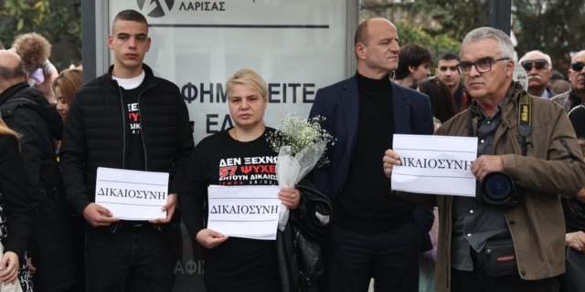 Τέμπη: Η οικογένεια της Κλαούντια Λάτα ζήτησε δικαιοσύνη στην παρέλαση στη Λάρισα