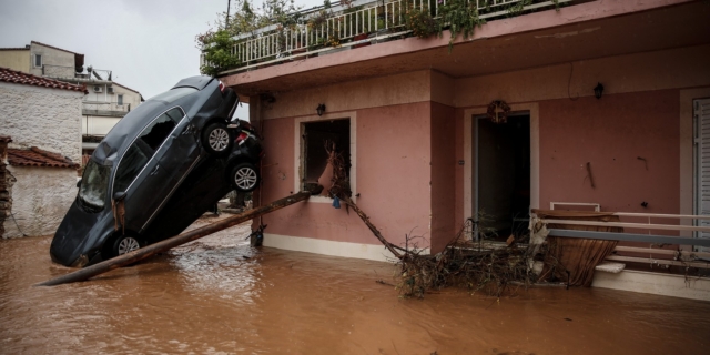 Στιγμιότυπο από τις φονικές πλημμύρες στη Μάνδρα το 2017