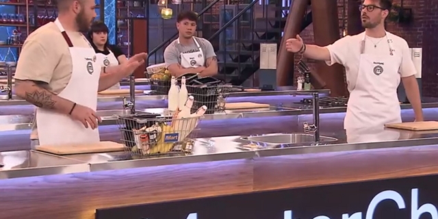 Masterchef: Σκονάκια, ξεκατίνιασμα, οι κριτές σε ρόλο λυκειάρχη και στο βάθος λίγη μαγειρική