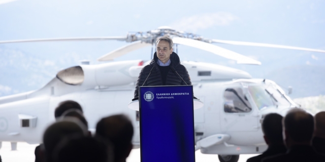 Ο πρωθυπουργός Κυριάκος Μητσοτάκης στην εκδήλωση για την παραλαβή τριών νέων ελικοπτέρων τύπου Romeo MH-60R Seahawk από το Πολεμικό Ναυτικό