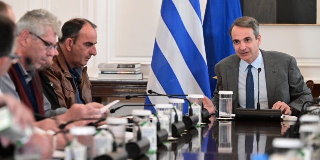 Συνάντηση Μητσοτάκη με αγρότες στο Μέγαρο Μαξίμου