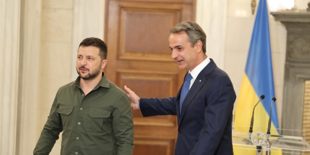 Ο Κυριάκος Μητσοτάκης με τον Βολοντίμιρ Ζελένσκι