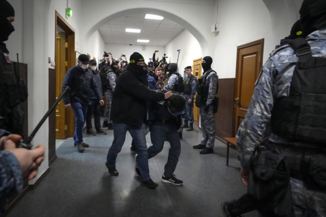 Ένας από τους κατηγορούμενους δράστες για το μακελειό στη Μόσχα, μεταφέρεται στη δικαστική αίθουσα