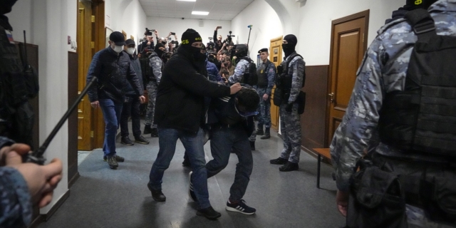 Ένας από τους κατηγορούμενους δράστες για το μακελειό στη Μόσχα, μεταφέρεται στη δικαστική αίθουσα