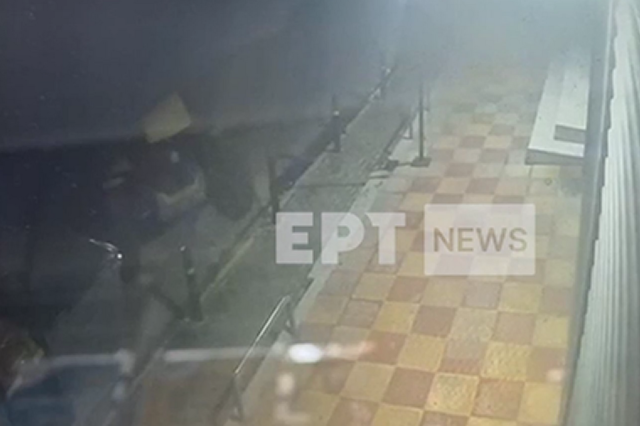 Καπανδρίτι: Βίντεο από τη διάρρηξη κοσμηματοπωλείου με μπουλντόζα