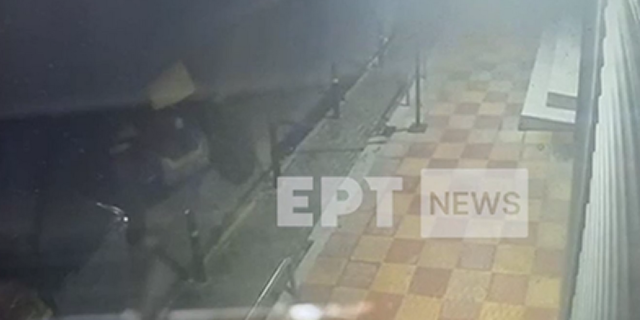 Καπανδρίτι: Βίντεο από τη διάρρηξη κοσμηματοπωλείου με μπουλντόζα
